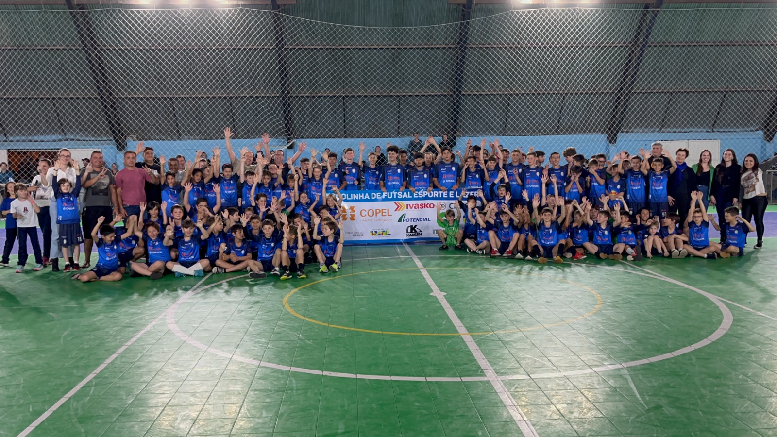 Secretaria de Esportes e Lazer entrega kits de uniformes a projeto de futsal