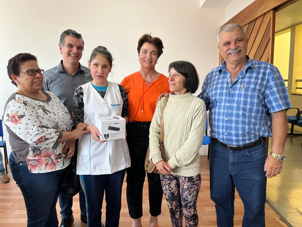 Aluna de Irati com cegueira total recebe óculos com inteligência artificial